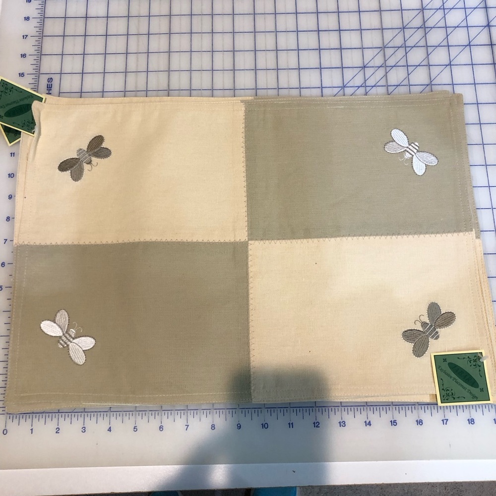 4 bumblebee placements with 4 matching dragonfly napkins